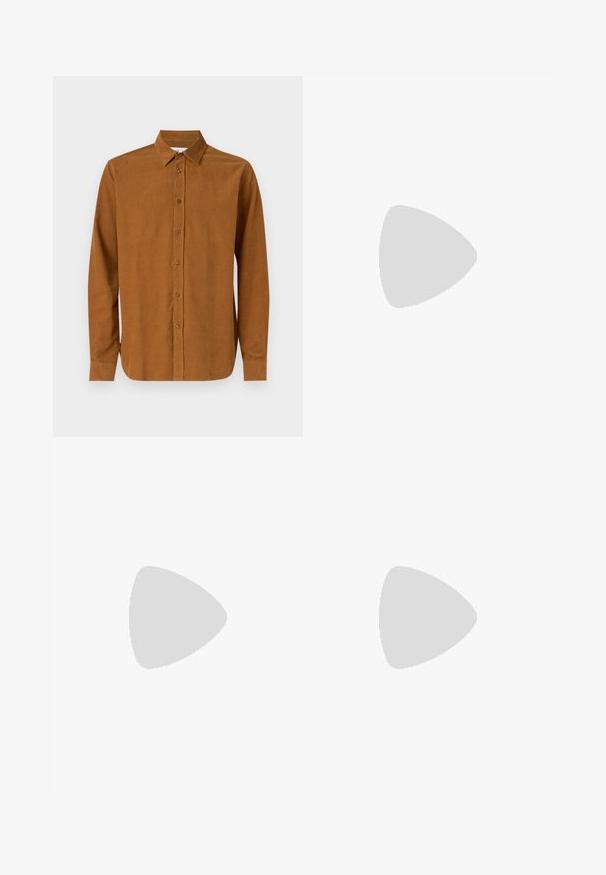 Camicia marrone a maniche lunghe con bottoni, realizzata in tessuto liscio, dotata di un colletto classico e sette bottoni anteriori, con maniche dritte e con polsini.; Pantaloni neri su misura con una vestibilità dritta, realizzati in tessuto liscio. Presentano passanti per cintura e dettagli di piega lungo la parte anteriore.; Sneaker bianche in pelle con finitura liscia, punta arrotondata, lacci piatti e suola texturizzata. Accento in suede grigio sul tallone.; Occhiali da sole trasparenti in plastica con lenti rettangolari marroni, dotati di sottili aste trasparenti e dettagli in metallo sulle tempie.