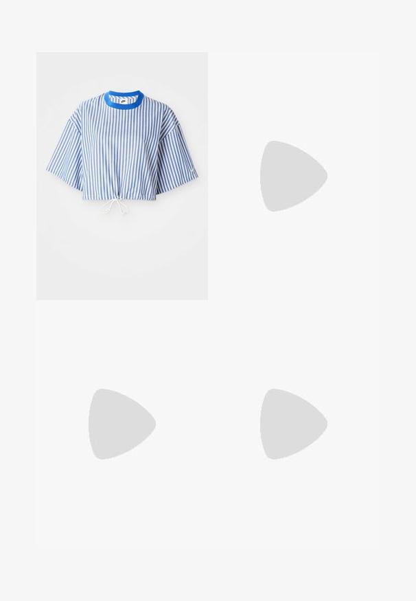 Kuttet skjorte med blå og hvite vertikale striper, korte vide ermer og snor i livet. Har blå rund hals.; Plisse midi-skjørt i lys gul stoff, med elastisk midjebånd med knyting, glatt tekstur og vertikale striper for ekstra detaljer.; Nike Sportswear FIELD GENERAL - Joggesko - off-white/black; Hvit syntetisk håndveske med trekantet form, flat klaff foran og sløyfe detaljer, justerbar stropp, glatt tekstur og minimalistisk design.