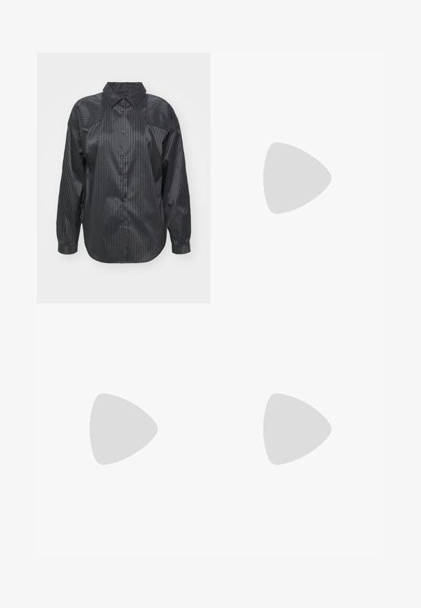 Cămașă cu dungi negre, realizată dintr-un material neted și lucios. Prezintă un guler cu nasturi, mâneci lungi și panouri distinctive pe umeri.; Jeans negri din denim cu picioare largi, cu butoane de cupru, două buzunare frontale și o textură netedă. Design curat cu croi drept.; Sandala flip-flop din cauciuc negru, cu un bretele texturat și o talpă simplă și plată, prezentată din lateral pe un fundal simplu și deschis.; Ochelari de soare negri în formă de pătrat, cu lentile gradiente. Ramă are un finisaj lucios și accente subțiri din metal pe brațele laterale.; Geantă de mână din piele neagră cu o formă structurată, o textură netedă și o singură curea de umăr. Are un design subtil cu clapetă rotunjită.; Ceas de mână Casio din oțel inoxidabil cu mecanism quartz, cu carcasă rectangulară, afișaje analogice și digitale, brățară din oțel inoxidabil și caracteristici de rezistență la apă.