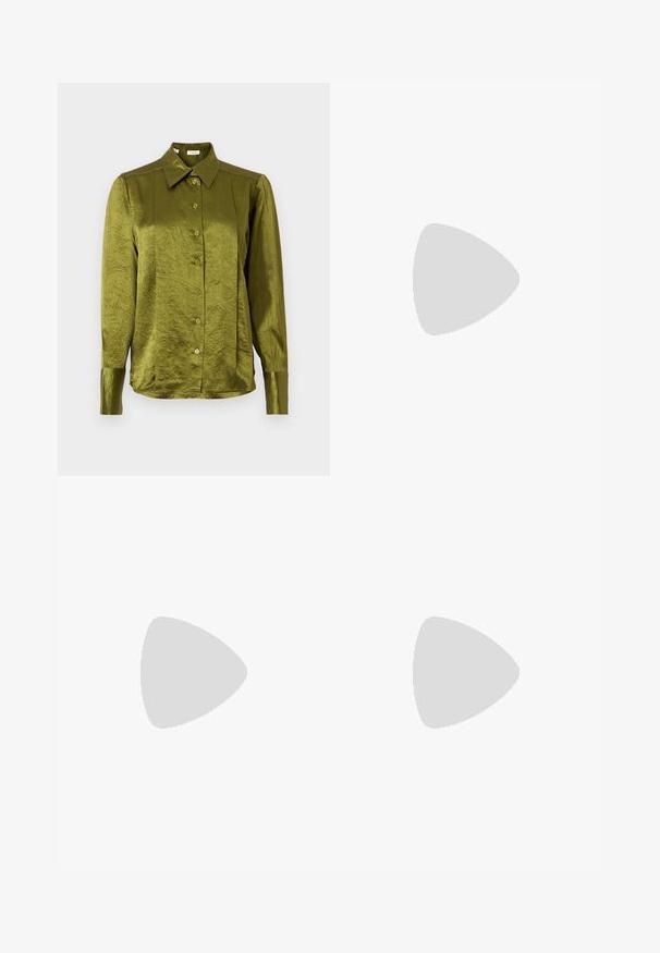 Oliven grønn, langermet, knappet bluse med spiss krage og lett skinnende, teksturert stoff på en ensfarget bakgrunn.; Klassiske blå denimjeans med rett ben-design, fem lommer og knappelukking. Har en middels vask og solid tekstur.; Sorte lakkpumps med spiss tå, blokkhel, og ankelstropp, kombinert med grå ribbestrikkede beinvarmere og et brunt semsket skinn skjørt.; Svart faux skinn-håndveske med krokodilletekstur, strammet topp og en rynket stropp. Ser myk og kompakt ut i designen.