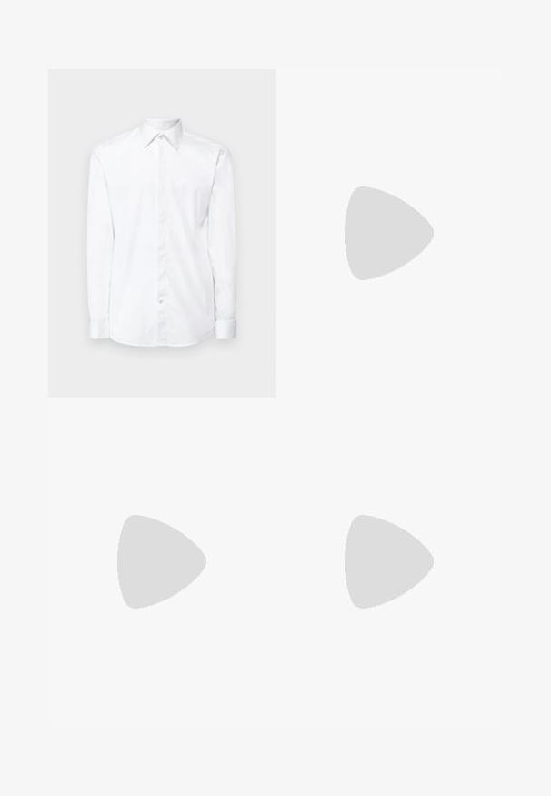 Hvit langermet skjorte laget av glatt stoff, med klassisk krage, frontlukking med knapper og pent oppbrettede ermer.; Svart skreddersydde bukser med snor i midjen, plisserte detaljer foran og oppbrettede hem. Laget av glatt stoff med en strukturert passform.; Svart slip-on sko med rund tå, med en teksturert overdel, glatt hvit såle, og en subtil merkevaredetalj på siden.; Svart og gull solbriller med firkantet form, metallramme, mørke grå linser og svarte temple spisser. Har dobbel bro-design.