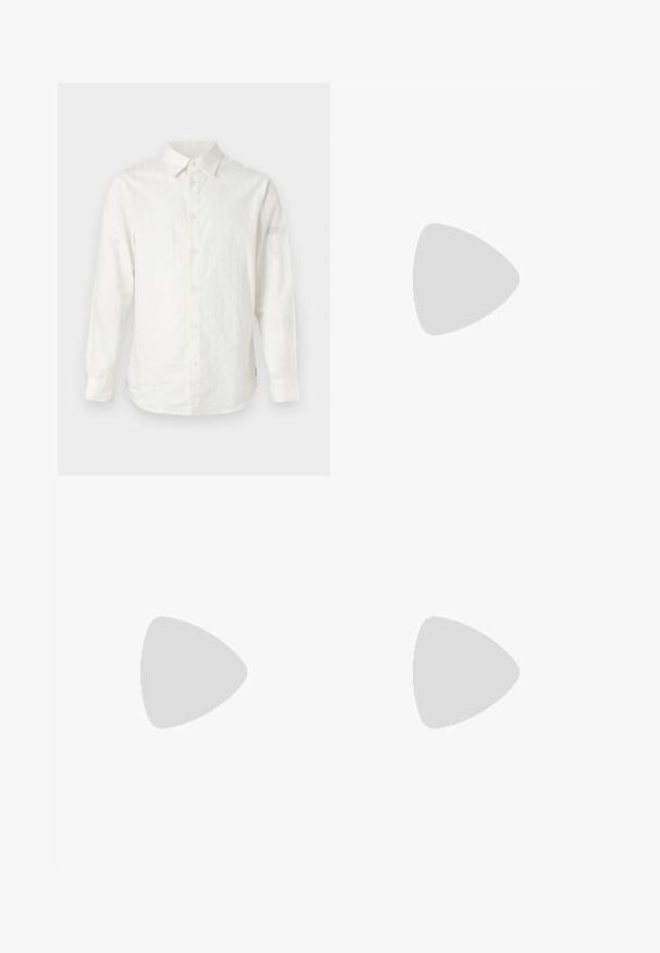 Camisa branca de mangas longas em tecido texturizado, com frente abotoada e colarinho pontiagudo. Padrão subtil na parte superior da frente.; Calças castanhas de cintura alta feitas de tecido texturado. Apresentam pernas largas e duas pregas frontais para estrutura. Acabamento cuidadoso sem hardware visível.; Mocassins de couro preto com uma textura suave, bico arredondado e uma faixa decorativa sobre o peito do pé. Salto baixo e empilhado, design minimalista.; Óculos de sol retangulares pretos com lentes escuras, armação de plástico espesso, detalhes em dourado nas hastes e logotipo da marca gravado na lateral.