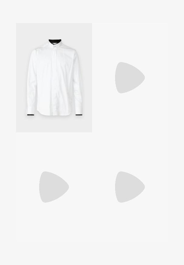 KARL LAGERFELD MODERN FIT - Svečana košulja - white/black; Tamno plave traperice ravnog kroja s blagim izbljeđivanjem na bedrima i dugmetom za kopčanje na pojasu, prikazane na bijeloj pozadini.; Crne kožne mokasine s zaobljenim vrhom, koje imaju šivani dizajn, mali prednji remen s metalnim detaljima i ravni gumeni potplat.; Crna kožna aktovka s teksturiranom površinom, dvostrukim ručkama, odvojivim remenom za rame i detaljem s logom sprijeda. Zatvaranje na zatvarač.