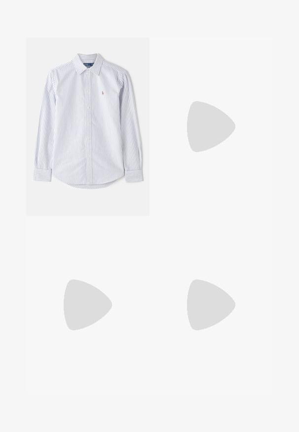 Chemise à manches longues rayée bleu clair et blanche avec des boutons. Présente un col et un petit logo brodé sur la poitrine.; Jeans large en denim écru. Design taille haute avec une fermeture à bouton, deux poches avant et des détails de surpiqûres contrastantes.; Mocassins en cuir noir avec une semelle épaisse, présentant un accent doré à l'avant et une finition lisse. Design à crampons épais sur la semelle.; Pull en tricot bleu marine avec logo en relief, jeans couleur crème et petit sac bandoulière à rayures multicolores. Des sandales à talons noires unies complètent le look.
