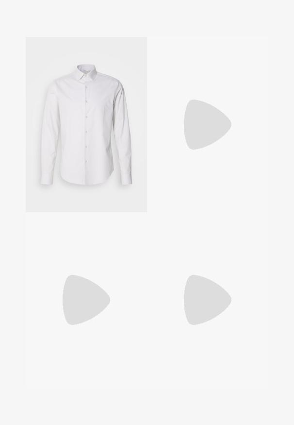 Hvid langærmet skjorte med spids krave, knaplukning foran, lavet af et glat stof. Har en subtil stribet tekstur.; Sorte bukser lavet af glat stof, med lige ben, en knaplukning og et klassisk design, der er velegnet til både formelt og uformelt brug.; Sorte læder loafers med rund tå, hævet syning detalje på overdelen og en flad gummisål. Glat tekstur, klassisk design.; Mørkeblå læderaktet med dobbelte topgreb og en aftagelig rem. Har tekstureret overflade, lodret syning og logodetalje.