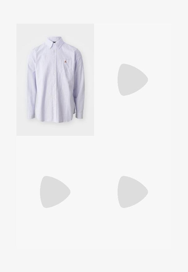 Chemise à boutons en bleu clair et blanc rayé, en coton. Présente une poche poitrine et un petit logo brodé sur la poche.; Pantalons noirs avec un design de devant plissé, fabriqués à partir d'un tissu lisse. Comprend une fermeture par bouton et des passants de ceinture ; coupe droite.; Baskets en suede noir avec des lacets blancs et trois rayures blanches. Présente un logo circulaire noir sur la languette et une semelle en caoutchouc beige.; Lunettes de soleil en métal avec des verres ovales verts. Monture en métal argenté mince et embouts d'oreille noirs. Design minimaliste, sans logos visibles.