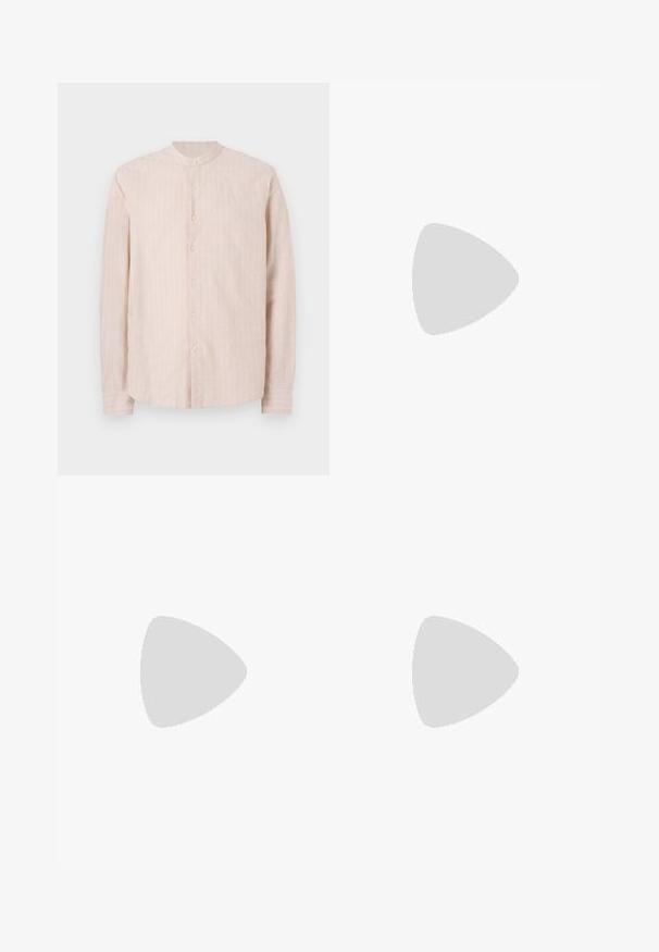 Chemise boutonnière rose clair avec col montant, présentant des rayures verticales blanches, à manches longues et à ourlet droit. Le tissu semble texturé.; Pantalons marron taille haute en tissu texturé. Présente des jambes larges et deux plis avant pour la structure. Finition soignée sans matériel visible.; Mocassins en cuir noir avec une texture lisse, bout rond et une sangle décorative sur le dessus. Talon bas empilé, design minimaliste.; Sac en cuir taupe à bandoulière avec une poche frontale zippée, une sangle réglable, une texture granuleuse et un logo embossé à l'avant.