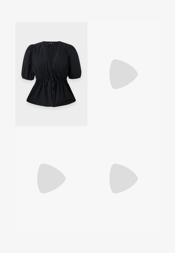 Svart bluse med v-hals, puffede ærmer, snøre i taljen og samlede teksturer. Lavet af letvægtsstof, der har en afslappet pasform.; Svart vide bukser laget av denim, med en strukturert midjebånd, beltestropper og frontlommer. Glatt tekstur med et klassisk design.; Sorte plattformhelter med spiss tå og justerbar ankelrem. Laget av glatt lær, med en robust blokkhel.; Beige flettet stråveske med hvit skinnkant, doble gullkjedehåndtak og rektangulær form. Overflaten har et teksturert mønster.