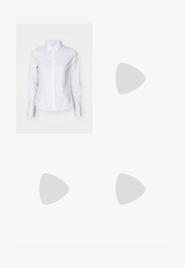 Witte lange mouwen overhemd met knopen, gemaakt van gladde stof, met een spitse kraag, een afgeronde zoom en standaard manchetten met knoopsluitingen.; Zwarte wijde broek met een gladde textuur, voorzien van een hoge tailleband en middelste plooien. Geen zichtbare patronen of hardware-details.; Beige hoge hak sandaal met een gevlochten textuur, voorzien van een decoratieve bloem en enkelbandje. Vierkante hak zorgt voor stabiliteit.; Zwarte nep leren handtas met een gestructureerde afwerking, voorzien van een bewerkte zilveren accent langs de bovenste handgreep en een schouderband van kettingen.