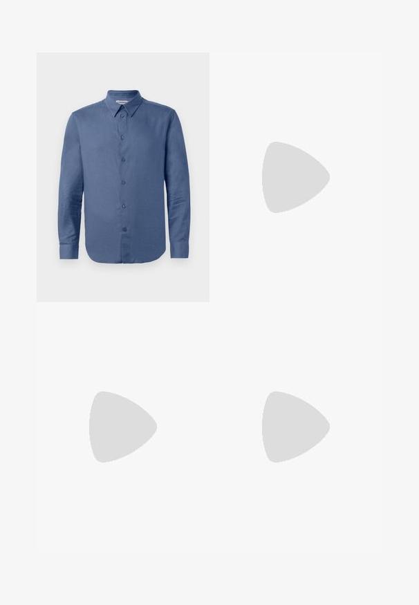 Kék, hosszú ujjú, gombos ing, hegyes gallérral és mandzsettával, fehér háttér előtt bemutatva.; Barna, magas derekú nadrág texturált anyagból. Széles szárai és két elülső redője biztosítja a struktúrát. Ízléses kivitel, látható fémszerelés nélkül.; Fekete bőr loaferek sima textúrával, kerek orral és dekoratív pánttal a vampnál. Alacsony, rétegelt sarkú, minimalista dizájn.; Fekete vászontáska fekete bőr füllel. Egyszerű dizájn, tágas test és sima textúra. Nincsenek látható logók vagy minták.