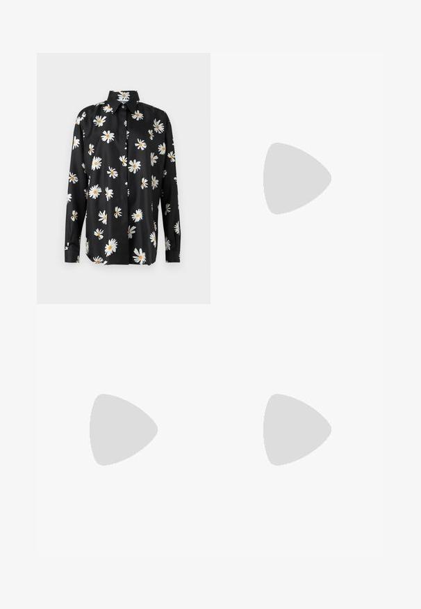 Chemise noire à manches longues avec un imprimé marguerite en blanc et jaune. Fabriquée en tissu lisse avec un col classique.; Pantalons évasés noirs avec une taille haute, fabriqués en tissu extensible. Présente des détails de couture verticaux sur le devant et une texture lisse.; Chaussure slingback en cuir noir avec un bout pointu, des sangles décoratives avec œillets en métal et un petit talon carré. Surface texturée.; Sac à bandoulière en cuir noir avec une large sangle, des accessoires en or et deux étiquettes suspendues embossées avec "LOVE MOSCHINO" en lettres dorées.