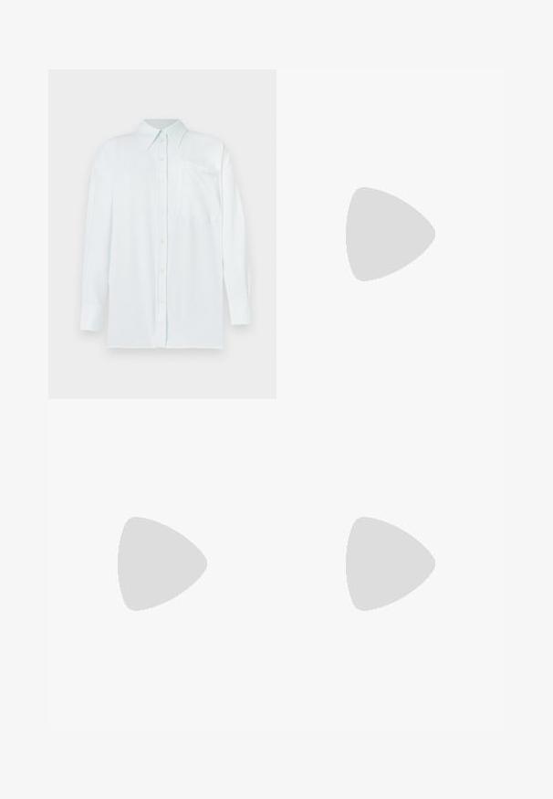 Světle modrá košile na knoflíky s límcem, dlouhými rukávy a náprsní kapsou. Materiál vypadá hladce s jemnou strukturou; má žluté knoflíky.; Šedé široké džíny s vybledlým vzhledem, zapínání na knoflík, pět kapsičkový design a prošívání podél švů.; Černé lodičky s špičatou špičkou, lesklým povrchem a jemným texturovaným vzorem. Obsahuje středně vysoký podpatek a otevřený design v oblasti krku.; Černá kožená taška přes rameno se čtvercovou rukojetí, s texturovaným povrchem a embosovaným logem. Obsahuje odnímatelný popruh.
