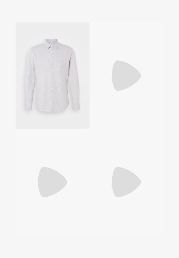 Wit, langärmelig, collared shirt met smalle blauwe strepen, voorzien van een knoopsluiting aan de voorkant en een klein logo op de borst.; Jack & Jones JPSTBILL JJDAYTONA WIDE - Broek - pavement; Zwarte leren schoenen met een afgeronde neus, vetersluiting en een dikke, getextureerde zool. Draagt een gepaste zwarte broek en een geribbelde trui.; Casio rechthoekige horloge met een witte wijzerplaat, gouden accenten, Romeinse cijfers en een bruine lederen band met krokodillenpatroon. Waterbestendig ontwerp.; Zilveren hoopoorbellen met grote, ronde, witte parels. Het ontwerp heeft een gladde textuur en een veilige sluiting voor bevestiging.