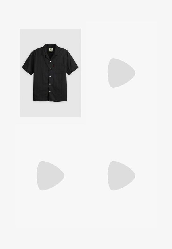 Zwarte korte mouwen knopenoverhemd met een gemarmerde textuur, voorzien van een borstzak en witte knopen. Levi's logo op de zak.; Witte lange mouwen T-shirt van katoen. Ronde hals ontwerp met ribgebreide manchetten en een klein logo op de linkermouw. Gladde textuur.; Zwarte denim rechte jeans hebben een klassiek vijf-pocket ontwerp met knoopsluiting, minimale stiksels en een zachte textuur.; Zwarte leren instappers met een gladde afwerking, gestikte details over de bovenkant en een licht verhoogde hak.