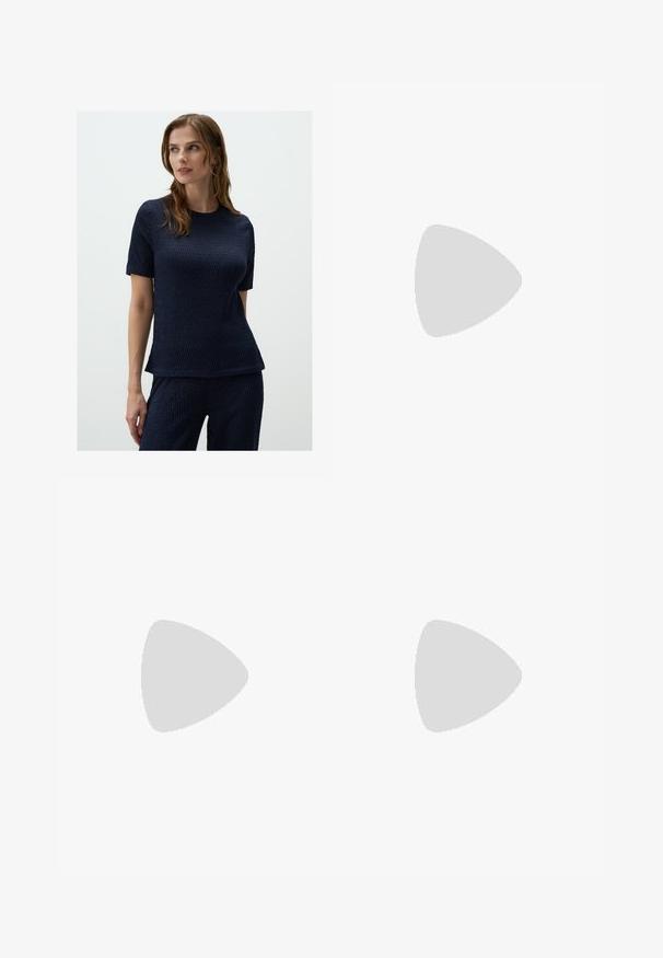Maglia a maglia testurizzata blu navy con maniche corte e scollatura rotonda, caratterizzata da un sottile motivo geometrico e da una vestibilità rilassata.; Gonna mini in paillettes rosa con texture a coste verticali, caratterizzata da una silhouette aderente e paillettes scintillanti su tutta la superficie.; Mule aperti con stampa leopardata e dettaglio a fiocco annodato nella parte anteriore. Rivestimento interno nero lisci e materiale morbido e testurizzato.; Furla DELIZIA MINI SHOULDER BAG - Borsa a mano - cioccolato; Orecchini a perno rotondi in zirconia cubica trasparente, impostati in metallo argentato a quattro artigli. Ogni pietra è sfaccettata, creando un effetto scintillante.