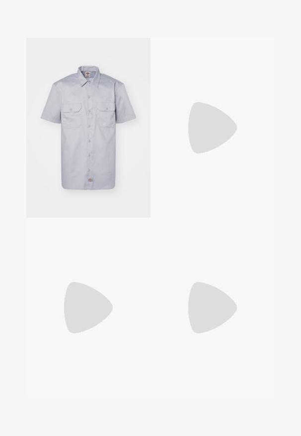 Maglietta a maniche corte di colore grigio chiaro, realizzata in cotone, con colletto a punta, due tasche frontali e chiusura a bottoni.; Pantaloni khaki con un design a gamba dritta, realizzati in un tessuto resistente, con una trama liscia e una doppia piega frontale per un tocco di dettaglio in più.; Sneaker in pelle bianca con logo Nike nero, lacci piatti e suola in gomma testurizzata. Punta arrotondata e collare imbottito per il comfort.; Occhiali da sole neri rettangolari con lenti scure. Montatura in plastica con una finitura lucida, caratterizzati da un ponte ampio e braccia leggermente affusolate.