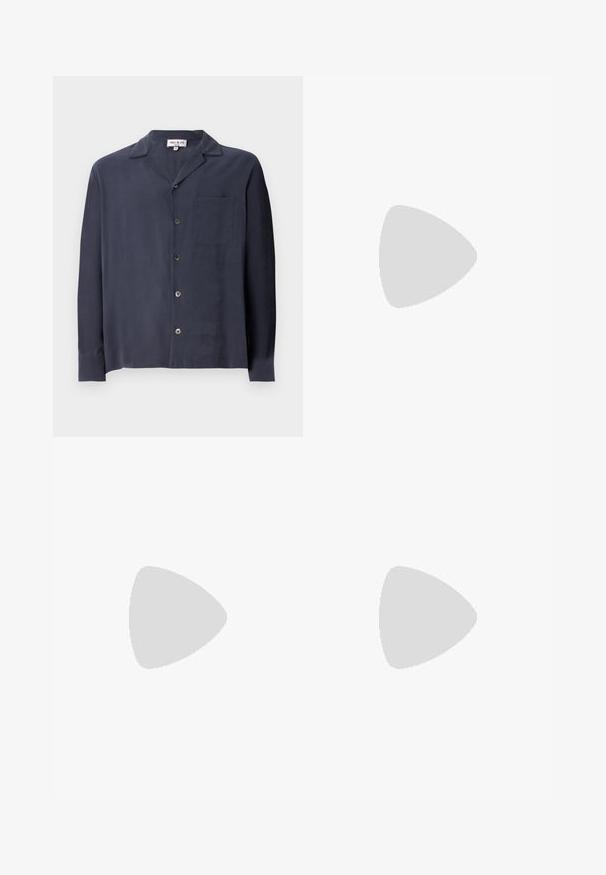 Marineblauwe button-up shirt van gladde stof, met een kraag, lange mouwen, een borstzak en zilverkleurige knopen.; Zwarte linnen shorts met een drawstring taille, met een relaxte pasvorm en een knielengte ontwerp. Gladde textuur, simple en klassieke stijl.; Zwarte leren instappers met een gladde textuur, ronde neus en een decoratieve band over de wreef. Lage, gestapelde hak en minimalistisch ontwerp.; Tasje van lichtbeige stof met een gestructureerde afwerking, voorzien van twee contrasterende bruine leren handgrepen en metalen accenten aan de bovenkant.