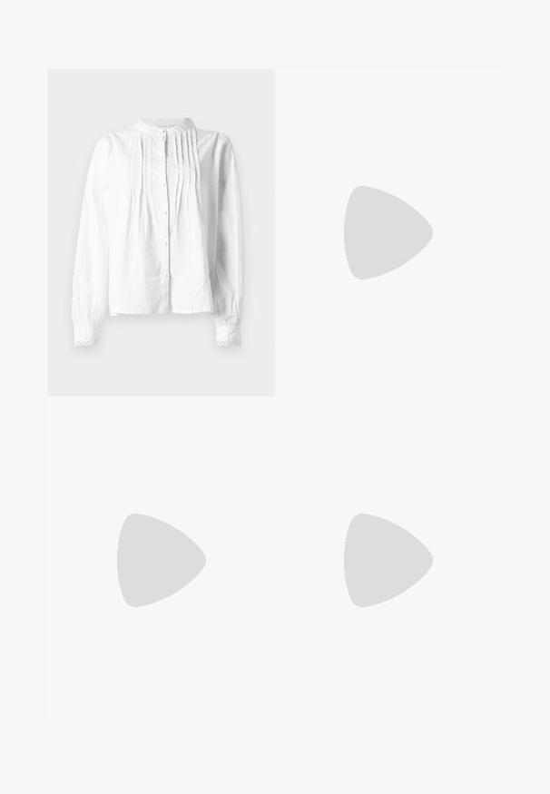 Hvit langermet bluse med stående krage, vertikale folder foran, knappelukking og blondebesatte mansjetter.; Brune cordbukser med lige ben, bæltestropper og frontfold på hvid baggrund.; Svarte patentlær slingback hæler med spiss tå og geometrisk blokk hæl. Har et stilrent, minimalistisk design og jevn tekstur.; Svart lær tote bag med glatt tekstur, rektangulær form og to lange håndtak. Ingen synlige deler eller dekorasjoner.