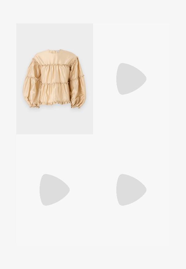 Blusa in satin beige con maniche a sbuffo, design a strati e dettagli arricciati lungo le cuciture. Collo rotondo con chiusura sul retro.; Gonna midi bianca in maglia con un motivo testurizzato a righe verticali e dettagli a taglio vicino all'orlo. Vita elasticizzata. Materiale morbido.; Pantofole da balletto nere in pelle con punta arrotondata, texture liscia, dettagli di cucitura minimi e design con suola flessibile.; Borsa a tracolla in pelle marrone con chiusura a pattina, hardware color oro, tracolla e una finitura liscia. Forma rettangolare compatta.