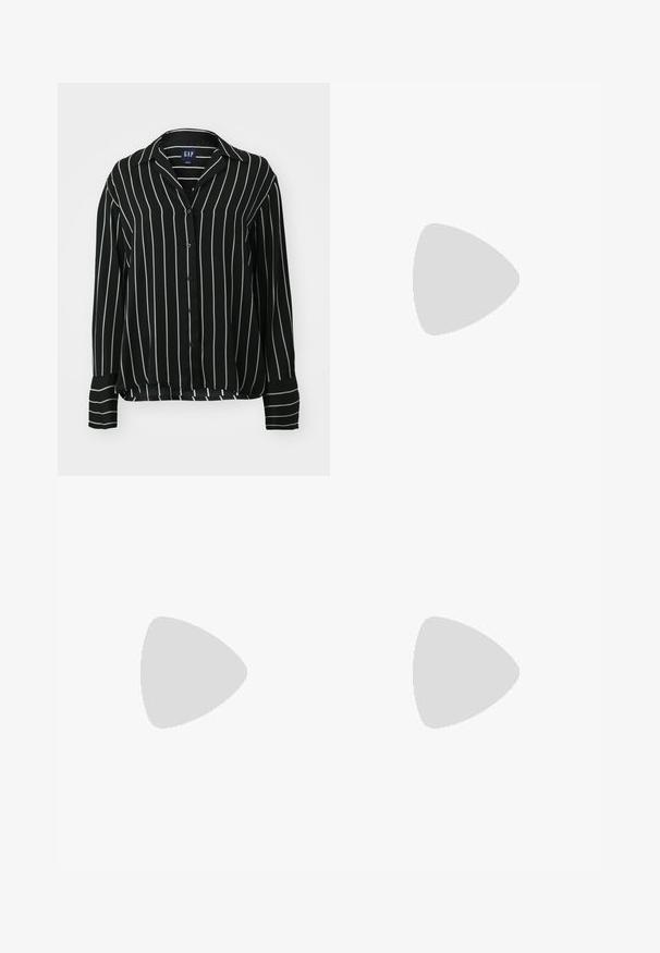 GAP Camicia - black; Pantaloni neri a gamba larga realizzati in un tessuto liscio, con chiusura frontale con bottone, due tasche laterali e profonde pieghe.; Pump in pelle nera con punta affusolata, cinturino alla caviglia e tacco spesso. Texture piatta, design elegante ed estetica minimalista.; Borsa tote in pelle nera con texture liscia, forma rettangolare e due manici lunghi. Nessun hardware o decorazione visibile.