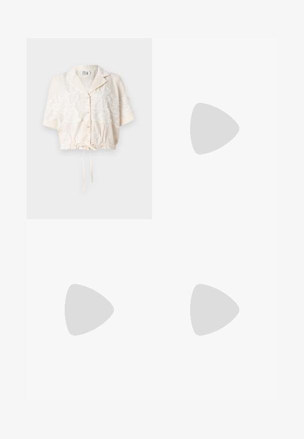 Ingekorte button-up shirt in lichtbeige met bloemborduurwerk, korte mouwen, een trekkoord aan de onderkant en een klassiek col ontwerp.; Beige A-lijn midi rok gemaakt van textiel stof, met een gevlochten oranje riem met een ronde gesp en gecombineerd met bruine platte sandalen.; Beige ballerina's met een spitse neus, een overlay van gaasontwerp en een zijgesp voor het vastzetten. Platte zool met een gladde textuur.; Zilveren oorringen met een strikontwerp, afgewerkt met een gladde en gepolijste textuur. Compacte, minimalistische stijl die geschikt is voor verschillende gelegenheden.