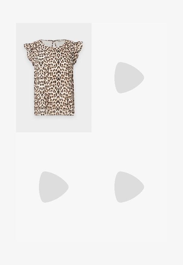 Luipaardprint blouse met korte geruite mouwen, gemaakt van lichtgewicht stof. Kleurenpalet bevat beige, bruin en zwarte tinten.; Wijde broek in donkergrijze stof, met een hoge taille, enkele plooien en een gladde textuur met een nette afwerking aan de zoom.; Zwarte platte schoenen met een kleine strikdetail op de neus, gecombineerd met donkerbruine geribbelde panty’s. De schoenen hebben een gladde textuur en een lage profiel.; Grijs geribbelde crop top en olijfgroene hoge taille rok. Model houdt een witte schoudertas met uitsparingen vast. Eenvoudig ontwerp, aansluitende silhouet.