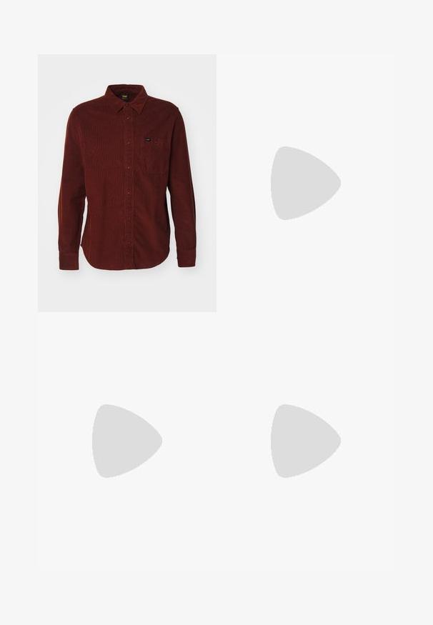 Camisa de pana roja con mangas largas, cuello abotonado, bolsillo frontal y sutil textura acanalada. Etiqueta de la marca visible en el bolsillo.; Jean de mezclilla azul claro con diseño de pierna recta, con una cintura de altura media, cinco bolsillos y un cierre de botón y cremallera.; Zapatillas de deporte de cuero blanco con detalles en gris, que cuentan con una caja de puntera perforada, cordones planos y una suela con patrón. Logo de New Balance en el lateral.; Collar de cadena de metal plateado que presenta eslabones gruesos entrelazados, textura pulida y un pequeño broche con detalles de marca.