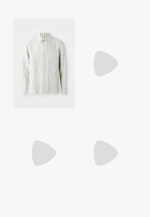 Veste rayée en crème et marine, fabriquée en tissu léger. Comprend un col, une fermeture à boutons et deux poches avant.; T-shirt en coton blanc avec un col rond, des manches courtes et un ourlet droit. Présente une petite étiquette de marque sur la couture latérale gauche.; Pantalons bleu foncé, amples, en tissu texturé avec fermeture à bouton et poches latérales ; design droit avec une finition douce.; The Antipode Baskets basses - white