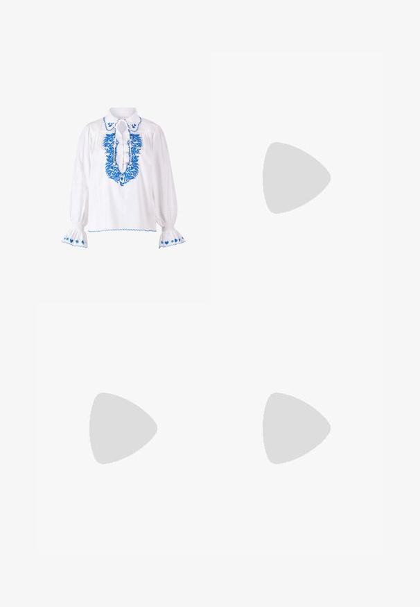 Witte blouse met blauwe borduursels rond de halslijn en mouwen, met een strikdetail bij de kraag en puffmouwen.; Lichtblauwe denimshorts met vijf zakken, een ritssluiting en een knoopsluiting. De zoom is rafelig en heeft een ontspannen pasvorm.; Bruine gepatineerde leren slingback-schoen met een spitse neus en een gematigd hakje. Voorzien van een gespsluiting voor een veilige pasvorm. Glad van textuur.; Bruine leren schoudertas met een gebogen vorm, gouden hardware en een gespaccent. Bevat een afneembare schouderriem.