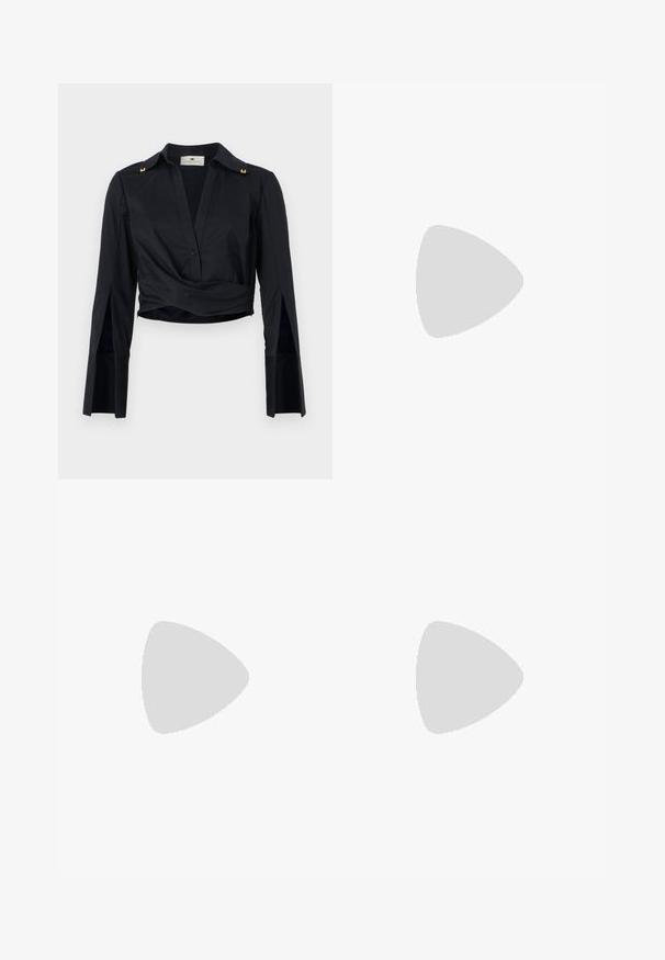 Crna skraćena košulja s V-izrezom, prednjim dugmetima i dugim rukavima. Sadrži zlatne detalje na ramenima i uvijeni dizajn u području struka.; Crne hlače s visokim strukom i širom nogavicom, s detaljima na prednjem šavu i dva džepa s preklopom ukrašena zlatnim gumbima na struku.; Cipele na visokoj peta s špicastim prstom, izrađene od crne lak kože i kremaste kože. Imaju zlatno ukrašen petu i elegantan dizajn.; Bijela teksturirana torba s crnim obrubom, koja ima zlatnu lančanu naramenicu, odvojivu naramenicu i trokutasti logo akcent.