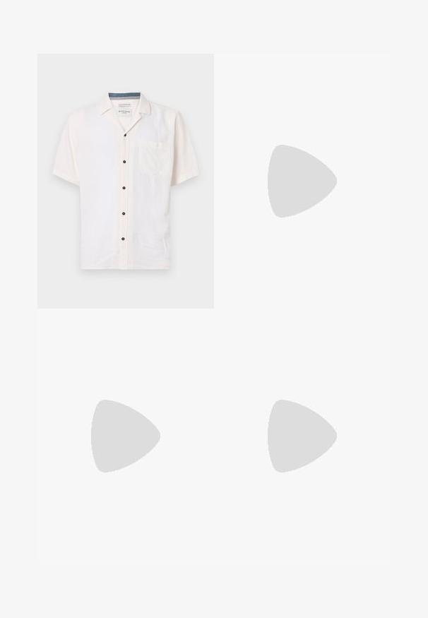 Kratka majica s kratkimi rokavi iz lahkega materiala, v off-white barvi, z žepom na prsih in črnimi gumbi po sprednjem zapenjanju.; Črne hlače kratkega kroja iz mehkega materiala, z gumbom za zapiranje, ravnim sprednjim delom in stranskimi žepi. Standardna prileganje z gladko teksturo.; Črni usnjeni loafers s zaobljenim nosom, nabranim sprednjim delom, teksturiranimi poudarki in nizko peto, postavljeni na enobarvno ozadje.; Očalna okvir iz želvje školjke z zelenimi lečami, ki ima osemkotno obliko in tanke, zakrivljene ročke. Material ima sijajno površino.