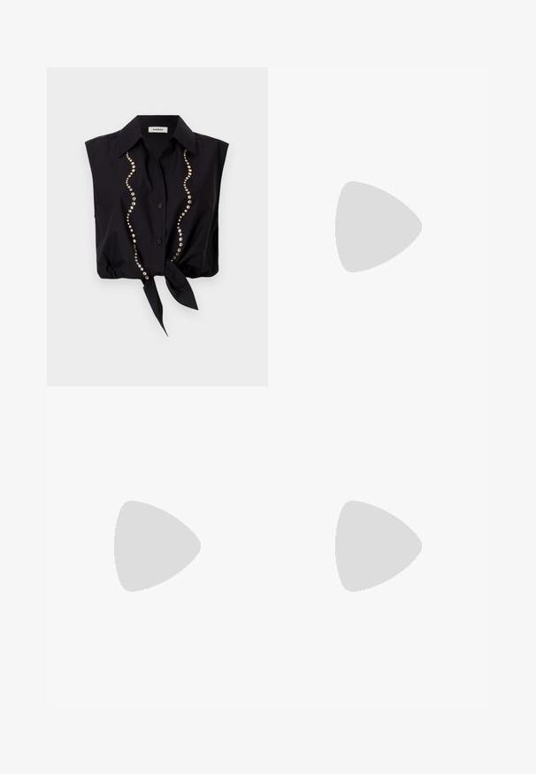sandro CHEMISE - Bluse - noir; Jeans aus Denim mit hoher Taille und weitem Bein, in einer klassischen blauen Waschung, mit sichtbaren Nähten und metallischen Verzierungen an der Vordertasche.; Burgunderfarbene Lacklederslipper mit einer genähten, runden Spitze und einem kleinen dekorativen Riemen. Niedriger, schwarzer Gummihacken. Glatte Textur.; Braune Lederhandtasche mit rechteckiger Form, einem abnehmbaren Trageriemen und silbernen Hardware-Details. Verfügt über zwei Anhänger, die am Griff befestigt sind.