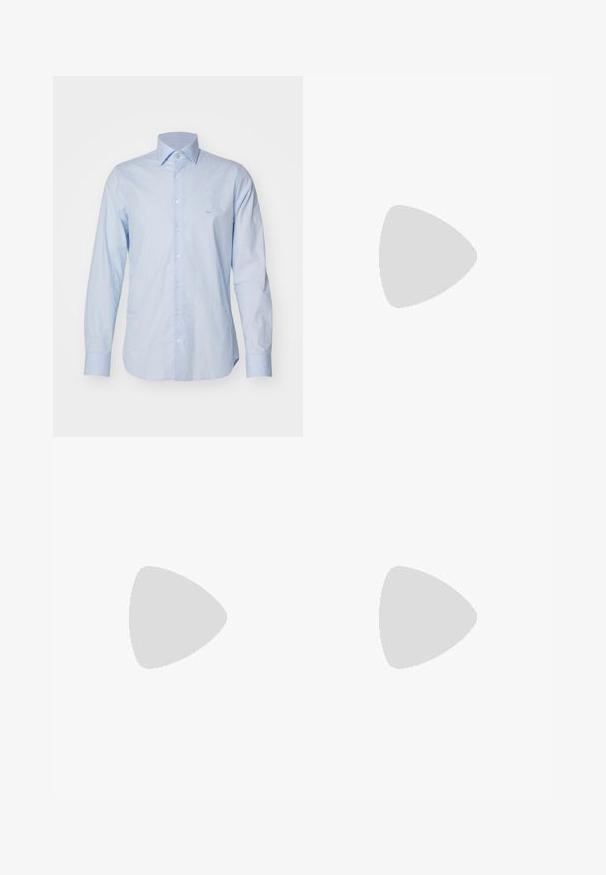 Michael Kors Camicia elegante - light blue; Pantaloni grigi su misura realizzati in tessuto strutturato, con due pieghe frontali e un design a gamba dritta. Nessuna tasca o decorazione visibile.; Mocassino in pelle nera con punta arrotondata, dettagli cuciti sottili e tacco basso, caratterizzato da una texture liscia e un design minimalista.; Occhiali da sole rettangolari blu con lenti scure, montatura opaca blu navy, dettaglio del logo sulla tempia, aste dritte e una texture solida e liscia.
