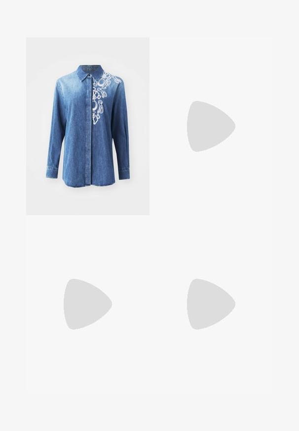 Camicia blu denim con maniche lunghe, chiusura frontale con bottoni e ricamo astratto bianco sulla spalla destra. Tessuto liscio con colletto classico.; Gonna maxi in satin marrone con un motivo a mezzaluna ripetuto in una tonalità più chiara, con una texture liscia e una silhouette fluida.; Pantofole da balletto nere in pelle con punta arrotondata, texture liscia, dettagli di cucitura minimi e design con suola flessibile.; Borsa a tracolla in pelle marrone con chiusura a pattina, hardware color oro, tracolla e una finitura liscia. Forma rettangolare compatta.
