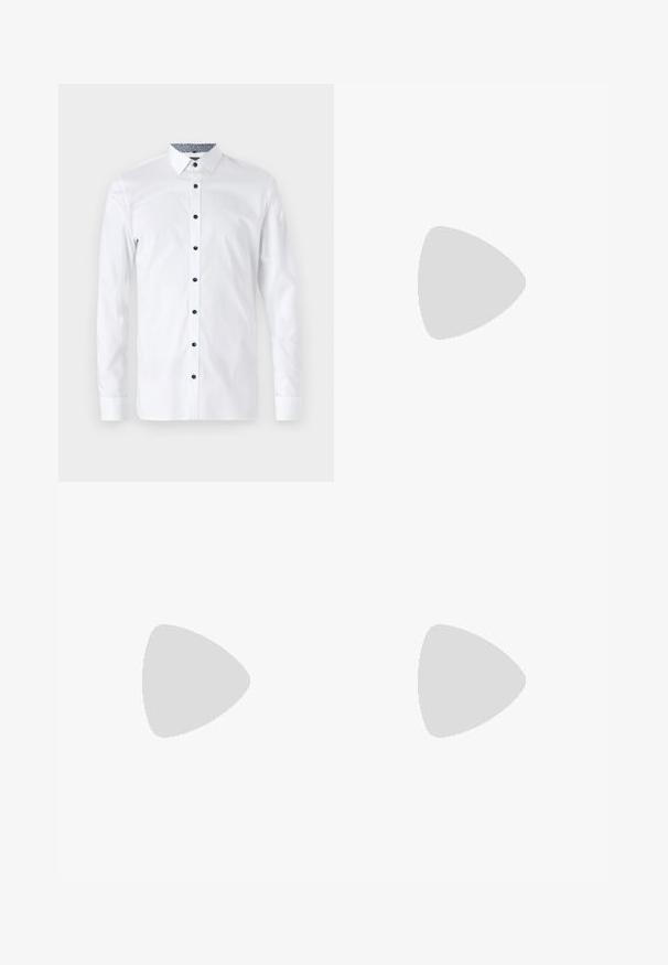 Witte langslavenshirt met blauwe knoppen en een gedessineerde donkere kraag binnenin. Gemaakt van gladde stof, met een klassiek knoopsluiting ontwerp.; Donkerblauwe shorts van lichtgewicht stof, met een elastische tailleband met trekkoord en twee zijzakken, rechte snit.; Zwarte leren loafers met een dikke, gegroefde zool. Beschikt over een gestikte moccasinpunt en een frontale band. Merken zijn zichtbaar op de hiel.; Zwarte rugzak van duurzaam materiaal, met een bovenhandvat, ritscompartimenten en een rood Levi's logo op de voorkant.