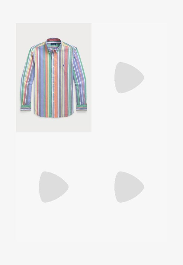 Πολύχρωμο πουκάμισο με ρίγες, στυλ button-up, με διάφορες πλάτους ρίγες σε αποχρώσεις του μπλε, πράσινου, πορτοκαλιού και κίτρινου. Περιλαμβάνει ένα μικρό λογότυπο.; Λευκή πόλο μπλούζα από βαμβάκι, με κλασικό γιακά, τριπλή κουμπιέρα και τσέπη στο αριστερό στήθος; μικρό λογότυπο στο μανίκι.; Μπεζ βαμβακερό παντελόνι με ίσια γραμμή, διαθέτει κουμπί κλεισίματος και πτυχές στο μπροστινό μέρος για επιπλέον λεπτομέρεια.; Μπεζ καμβάς αθλητικά παπούτσια με στρογγυλή μύτη, επίπεδη λαστιχένια σόλα και κορδόνια. Διαθέτουν ελάχιστο σχέδιο και μαύρη αντίθεση στο τακούνι.