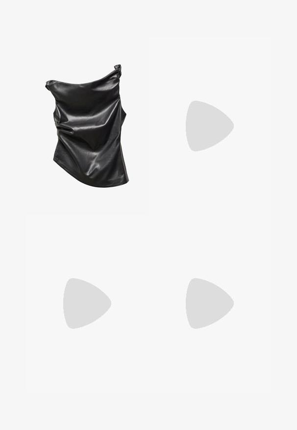 Mango MILLY - Bluza - black; Črne široke hlače iz gladkega materiala, z zapiranjem na gumb spredaj in dvema naborkoma za dodaten detajl. Splošna zasnova je krojena.; Črne lakirane gležnjarje s koničastim nosom in kvadratnim blok peto. Gladka tekstura z visokim sijajem, brez vidnih okrasnih elementov.; Bela tkaninska torba s trokutasto obliko, ki ima detajle s perforacijami in zavezan lok na vrhu. Gladka tekstura po vsej površini.