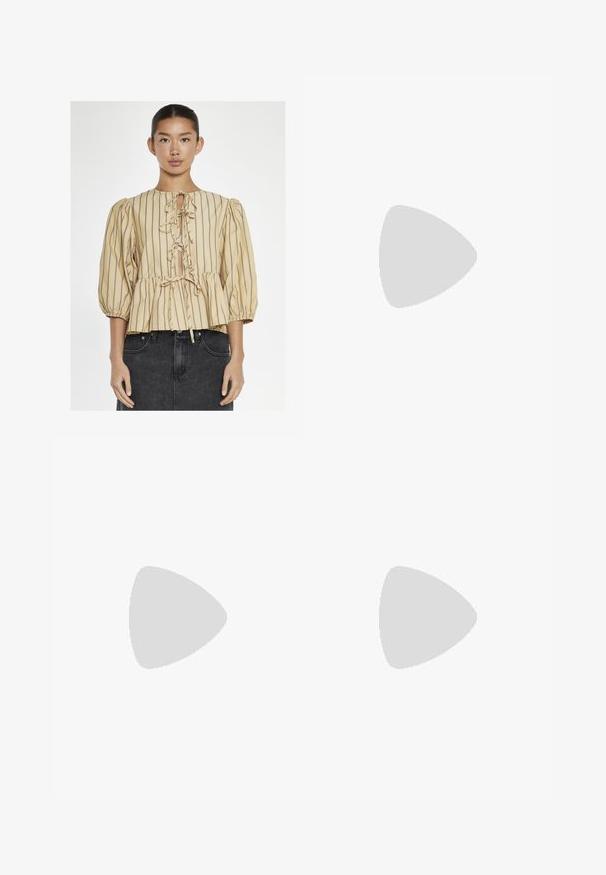 Glamorous TIE FRONT - Bluse - beige brown stripe; Sort-hvide polkaprikkede svømmedragter med elastisk waistband og snørelukning, prydet med tallet "93" på forsiden og lavet af et glat, strækbart stof.; Hvide atletiske sko med en mesh-overdel og sølvfarvede accenter, en unik form og luftdæmpning i hælen. Snørebåndsdesign med logo.; Sorte rektangulære briller med klare linser. Blank finish, smalle stænger, og lilla nuance synlig i kanterne af linsen.