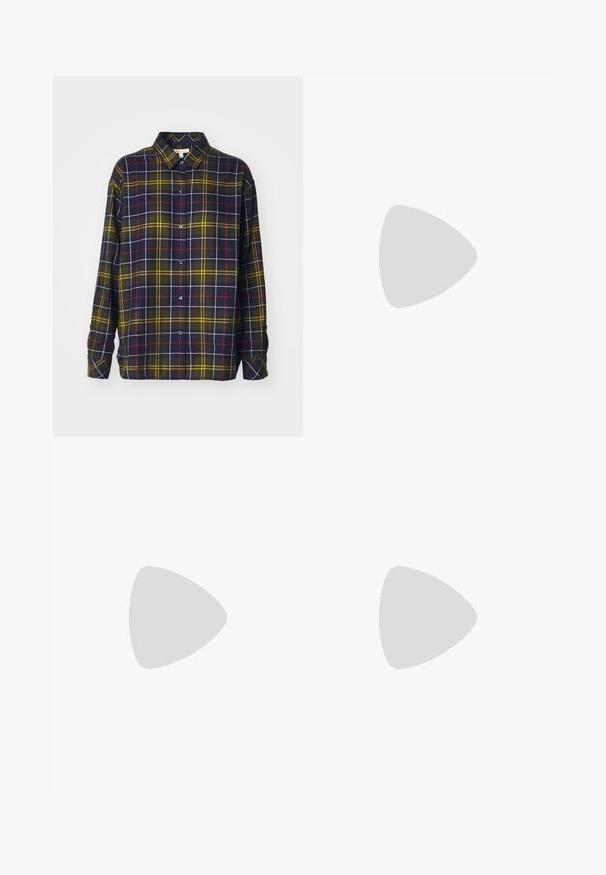 Barbour ELISHAW - Gombos blúz - classic tartan; Fekete, egyenes szabású, plisszírozott elejű, fényes anyagból készült nadrág közepes derékkal. Nincsenek látható zsebek vagy fémrészletek.; Fekete bőr bokacsizma, tömbsarkúval, oldalán rugalmasszal ellátott panelek találhatók. Fekete nadrággal párosítva, amelynek fehér oldalsávja van.; Burgundi bőr kézitáska steppelt mintával, dupla felső fogantyúval és levehető pánttal. Ezüstszínű hardverrel és dombornyomott logóval rendelkezik.
