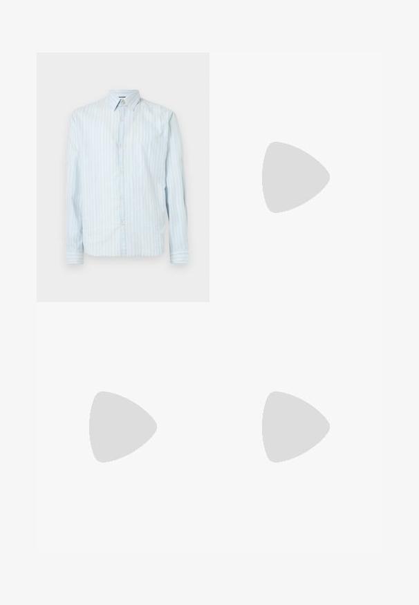 Világoskék ing fehér függőleges csíkokkal, klasszikus gallérral, hosszú ujjal, és két gombos díszítéssel az ujjakon.; Öt darab rövid ujjú póló szett fehér, bézs, világosszürke, sötétszürke és fekete színekben. Simaságot biztosító pamutból készült, kerek nyakkivágással.; Fekete mosott elegáns egyenes szárú farmernadrág, elülső és hátsó zsebekkel, övhurkokkal és gombos záródással a deréknál.; Fekete sportcipő, textúrált talppal, bőr és velúr felsőrésszel, párnázott nyakkal és fűzős záródással, oldalnézetből bemutatva.