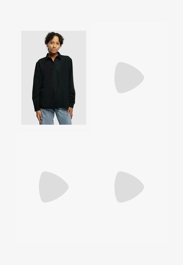 Juodas marškinėlis su apykakle, ilgomis rankovėmis, dviem priekinėmis kišenėmis ir laisvu siluetu, derinamas su šviesiai mėlynomis džinsinėmis kelnėmis.; Plati kojinės džinsai šviesiai mėlynu wash'u, turintys aukštą liemenį, priekiniais kišenėmis ir mygtukų užsegimu su diržo kilpomis.; V-formos slingback batai, pagaminti iš tekstūruoto gyvatės odos raštų, su siauru juodu kulnu ir išpjova šonuose.; Juodas odinis krepšys su išlenkta forma, nuimamu dirželiu ir auksiniais detalėmis. Krepšys turi kilpą su sagtimi.