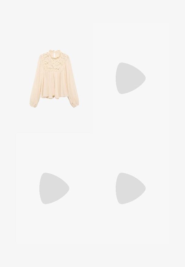 Lys beige bluse med lange pufærmer, flæset halsudskæring og blonderdetaljer ved brystet; blødt, flydende stof med plisseret design.; Brune brede bukser med en glat tekstur, der har et sort bælte i taljen og sidelommer. Skræddersyet design og afslappet pasform.; Tan ruskinds knæhøje støvler med blokhæle, der har en spids tå og en glat overflade. Minimalistisk design uden udsmykninger.; Brun læder crossbody taske med en buet form, guldfarvet hardware og en spændeaccent. Har en aftagelig skulderrem.