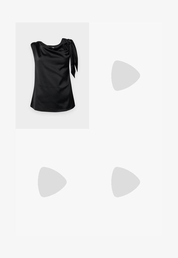 Modström KATJA - Blusa - black; Calças largas pretas com uma textura suave, apresentando uma frente plana, pregas e uma cintura ajustada. Sem hardware ou padrões visíveis.; Sabrinas de cerâmica preta com salto bloco, bico apontado e um design com recortes arredondados. Apresenta um detalhe em fivela de tom dourado.; Bolsa preta com forma estruturada, textura suave e um fecho metálico. Combinada com calças largas pretas e sandálias de salto aberto sobre um chão de madeira.