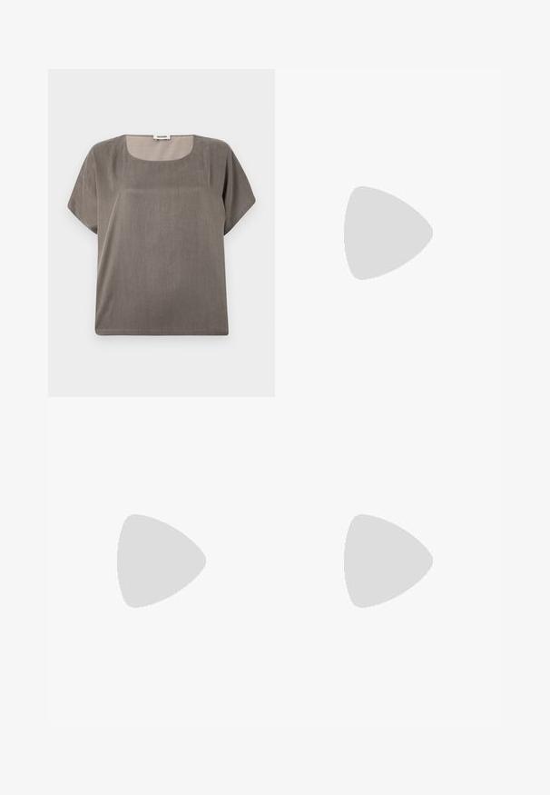 Korte mouwen top in een gedempte grijze kleur, met een vierkante halslijn en een relaxte pasvorm, gemaakt van een lichte, textuurstof.; Zwarte denim jeans met een losse pasvorm, voorzien van verspreide zilveren, gouden en witte stippen. Ontworpen met klassieke zakken en metalen hardware.; Zwarte suède platte schoen met een puntige neus, versierd met een decoratieve zilveren strik aan de voorkant, en met een lage hak.; Zwart en zilveren handtas met een geweven, gestructureerd oppervlak dat vierkante patronen bevat, een enkele bovenhandgreep en een slungelige vorm.