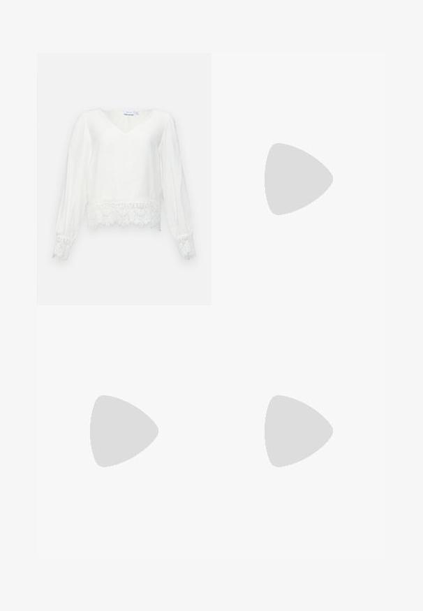 Hvit langermet bluse med V-hals, med blonder på hemmet og mansjettene, laget av lett stoff med en glatt tekstur.; Lys blå denimjeans med rett ben-design, som har en rullet kant og subtil fading. Inkluderer klassiske frontlommer og knappelukking.; Lys grå sneaker laget av semsket skinn og mesh, med tre hvite striper, rund tå og såle av gummi. Gull logo-aksent nær snørebåndene.; Sølv hoops øredobber med en tvistet design, som har en polert finish og bakstøtte. Mål omtrent 3 cm i diameter.