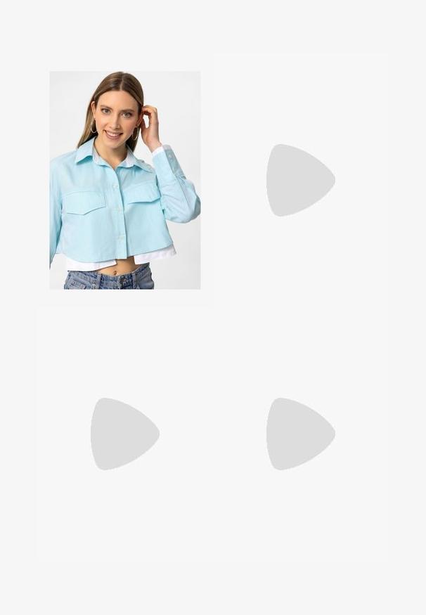 Kurzärmliges hellblaues Hemd mit Knopfverschluss, zwei Vorderaschen und weißem Kragen. Der Stoff hat eine glatte Textur und ein lässiges Design.; Schwarzes, geripptes Crop-Top mit breiten Trägern und einem tiefen V-Ausschnitt. Das Etikett trägt die Aufschrift "BDG", Größe S, mit einer glatten Textur und passgenauer Form.; Dunkelblaue, weit geschnittene Jeans aus Denim. Verfügt über fünf Taschen, einen Knopf- und Reißverschluss sowie Kontrastnähte.; Weiße offene Mules mit geschwungenem Design, niedrigem Absatz, glatter Textur und einem dezenten gestickten Muster. Brauner Akzent am Absatzboden.