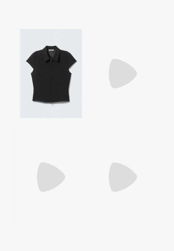 Blusa justa de mangas curtas preta com fecho frontal e colarinho largo, disposta em plano sobre um fundo branco.; Calças de ganga de cor azul-clara, com um ajuste solto, bainha desfiada, cinco bolsos e ferragem metálica. Design clássico de jeans com desbotamento sutil.; Botas de couro pretas até ao joelho com bico fino e salto alto de agulha. Textura suave e design elegante, com detalhes mínimos.; Mala preta brilhante com uma silhueta curvada, duas alças e uma placa de logotipo à frente. Fecho de zíper e detalhes em metal brilhante.; Brincos de argola de prata com um acabamento liso e polido. Forma redonda com um design ligeiramente curvado e bordas suavizadas. Fecho de pino.