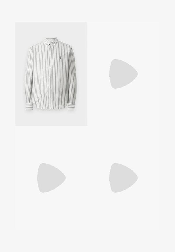 Camisa abotonada con rayas verticales en gris y blanco. Mangas largas, cuello estándar y un pequeño logo en el lado izquierdo del pecho. Material de algodón.; Camiseta de corte clásico de manga corta en gris claro liso, mostrada sobre un fondo blanco, vista frontal sin logotipos ni diseños visibles.; Jeans de mezclilla azul claro con corte recto, cinco bolsillos y trabillas para cinturón. La tela tiene un ligero lavado para un efecto descolorido.; Zapatillas de lona en color blanco roto con punta redonda, que cuentan con suelas de goma beige y cinco ojetes para los cordones, acabado texturizado en la parte superior.
