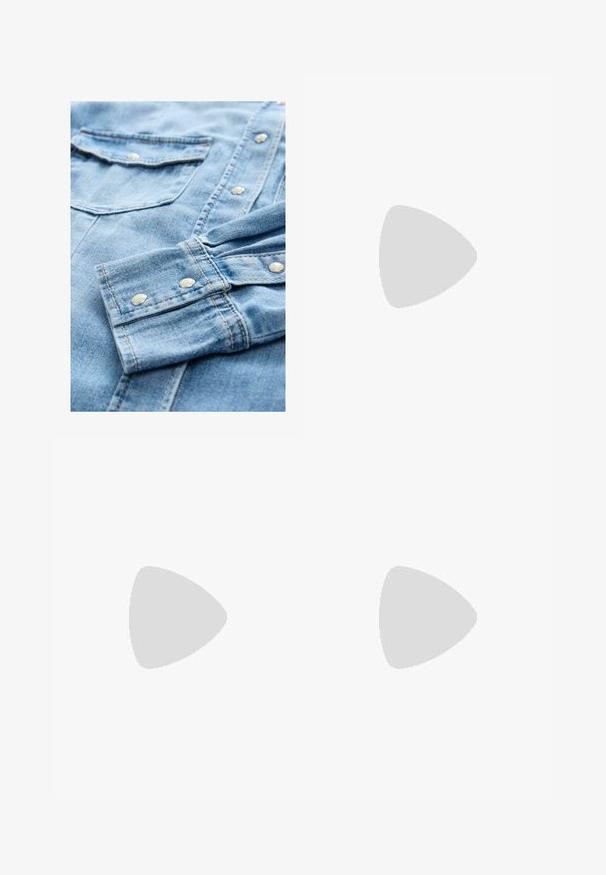 Lyseblå denimskjorte med sølvfarvede trykknapper, dobbelt brystlomme og kontrasterende syninger. Stof med en blød, struktureret overflade.; Hvid tanktop med rund halsudskæring og brede stropper. Fremstillet af glat, strækbart stof, der har en tætsiddende silhuet.; Mørkeblå denim flared jeans med høj talje, fem lommer, knaplukning og synlige syninger langs sømmene.; Hvide sneakers lavet af glat læder, med perforeret tå, en tekstureret gummisål, flade snørebånd og et fremtrædende 'N' logo på siden.