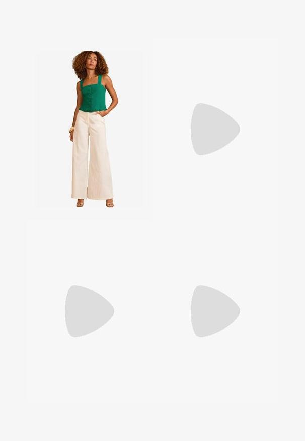 Grön linne-crop topp med fyrkantig halsringning, knappstängning och volangkant. Kombineras med högmidjade krämfärgade vida byxor.; Svart, knälång kjol i lättviktsmaterial med ett flowy design. Har en mjuk textur och subtila veck för extra detalj.; Ljusblå mockaskor med vita läderränder, en brun strukturerad sula och detaljer i guld. Lågdesign med rund tå.; Svart handväska i konstläder med kviltad textur, böjd form, silverkedjesnöre och en liten logotypdetalj framtill.